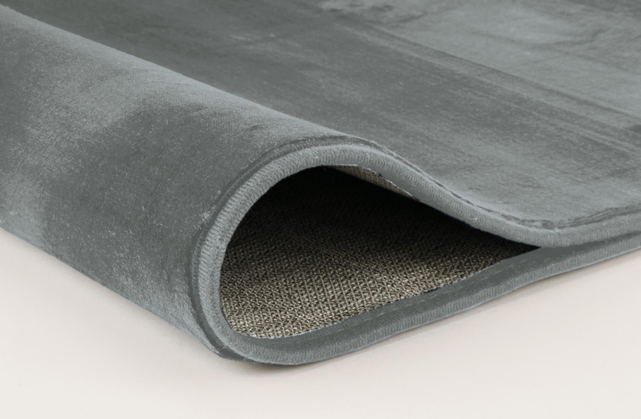 kleine-wolke-badteppich-velvet-platinfarben-70-x-120-cm image 3