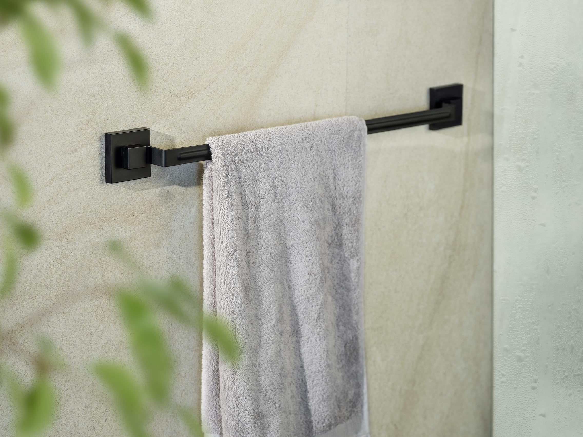 wenko-quadro-badetuchstange-60-cm-edelstahl-schwarz-vacuum-loc image 6