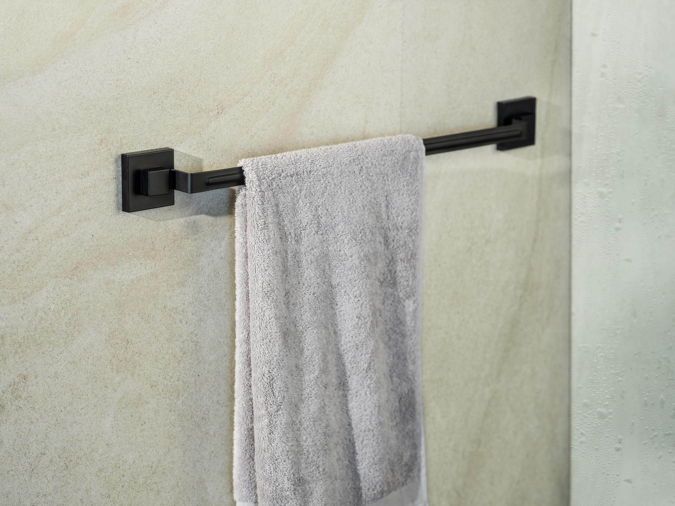 wenko-quadro-badetuchstange-60-cm-edelstahl-schwarz-vacuum-loc image 7