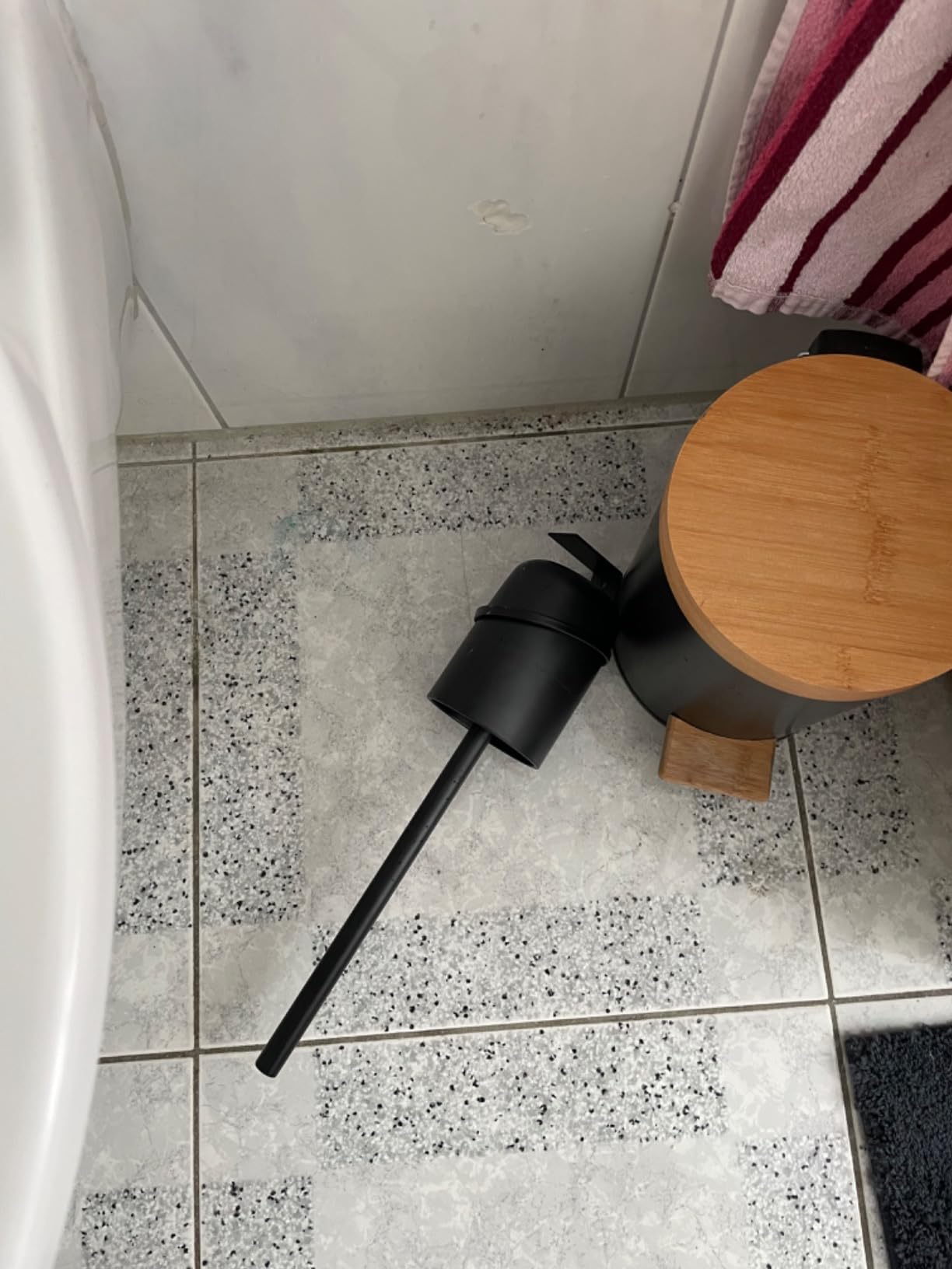 Klein, schwarz, fein