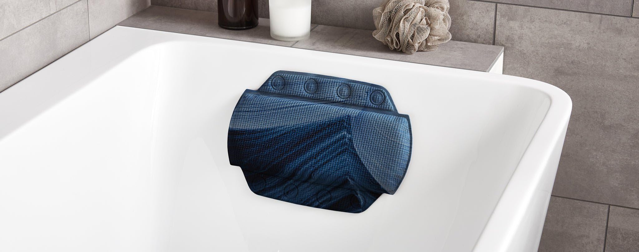 kleine-wolke-nackenpolster-mystic-navy-32-x-22-cm-badewannen-kissen-mit-saugn-pf image 2