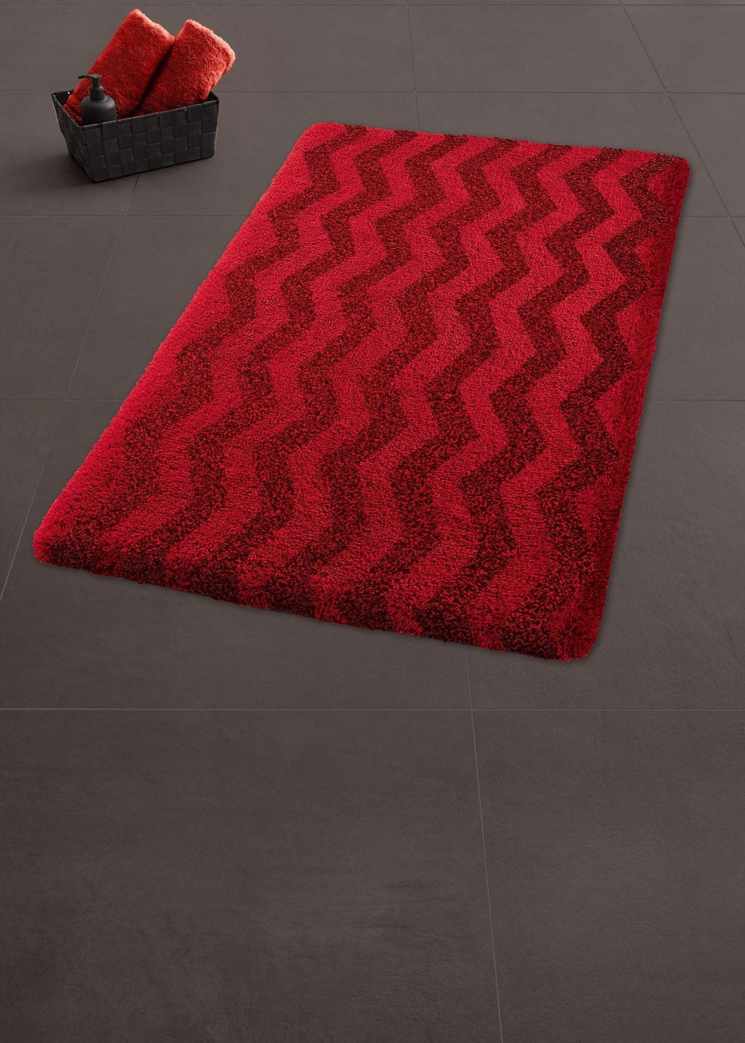 kleine-wolke-badteppich-zack-rubin-70-x-120-cm image 2